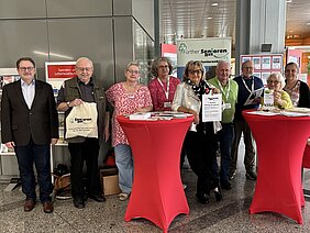 Seniorenrat Fürth an einem Infostand in der Sparkasse Fürth Mitglieder des Seniorenrates vor einem Infostand zum Welttag der älteren Menschen